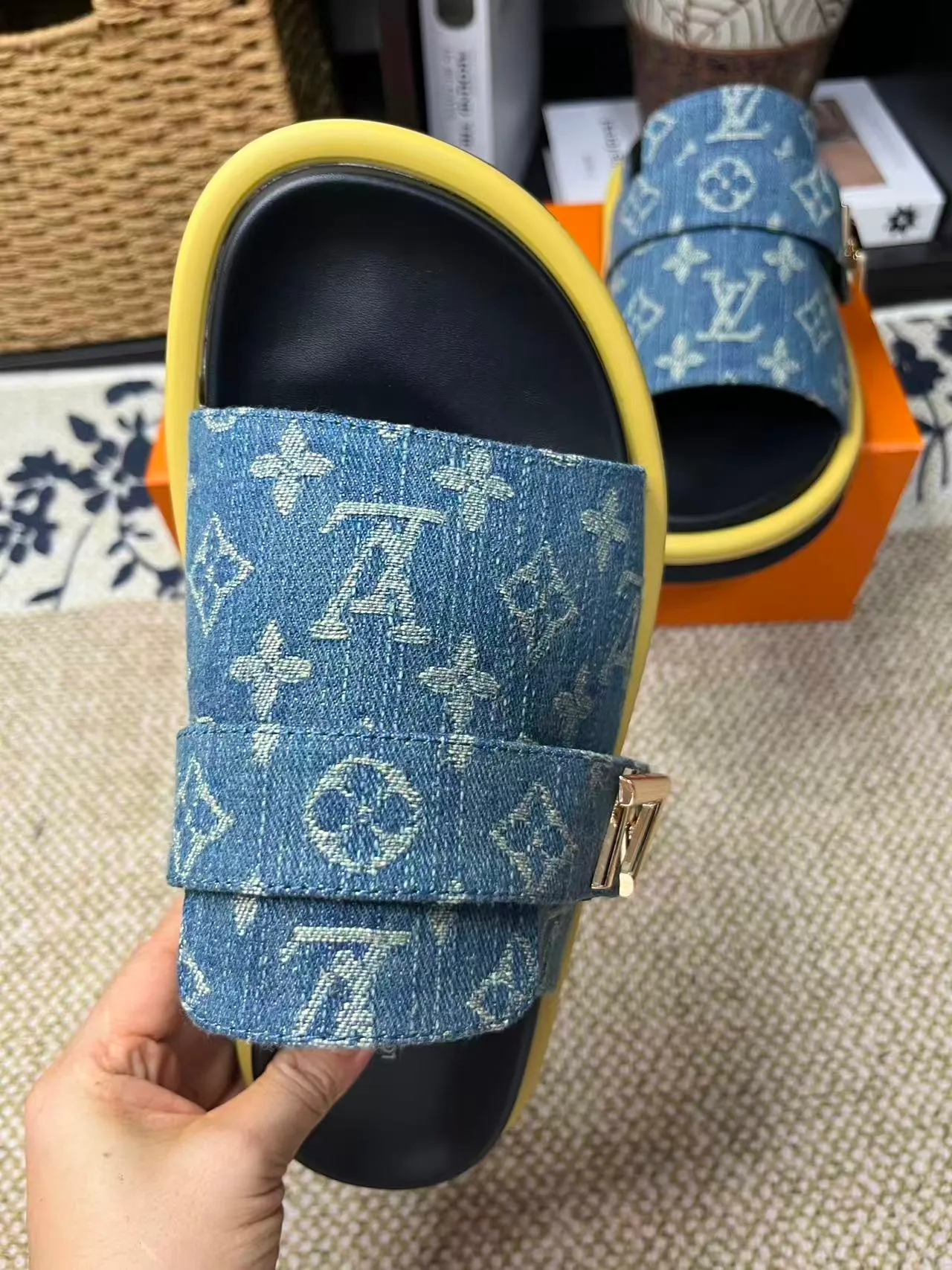 P340 [New Style] [LOUIS VUITTON] Louis Vuitton, LV printing, men's and women's slippers are now on the market, packed in drawer boxes with cloth bags and cards, the upper pattern looks very soft and waxy, and is a super versatile leg slimming tool. Fabric: imported denim/canvas/old fabric, LV hardware LOGO, official website pattern printing, comfortable to wear, feet: high-elastic PU water table. Sole: foam sole, heel height: about 5cm. Code number: 35-46, 35, 45, 46 are custom-made and non-returnable. Color: multiple colors and styles available.